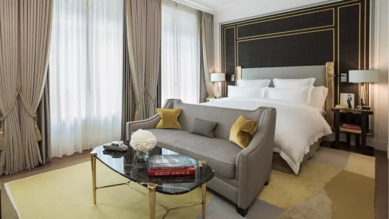 hotel-de-crillon-317-grand-premier-room-adrian-houston-2019-1_WIDE-MEDIUM-4-3