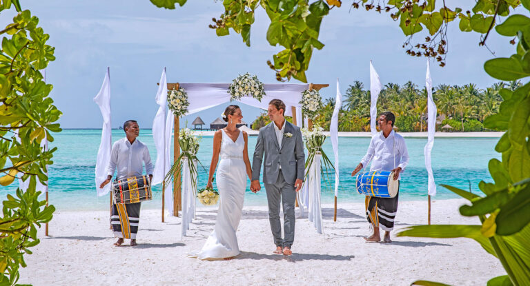 mnld_couple_wedding_on_beach_with_boduberu_1920x1037