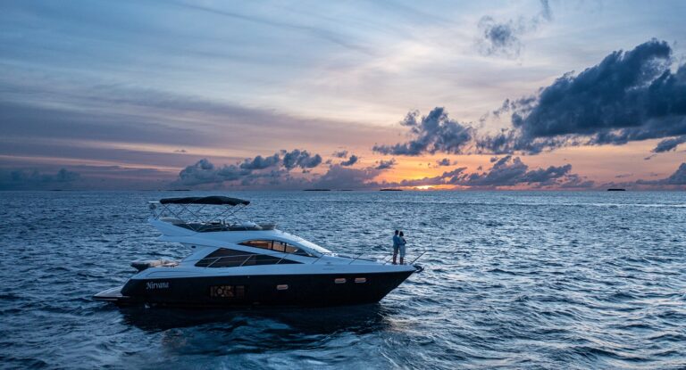 mnld_romantic_couple_on_yatch_1920x1037